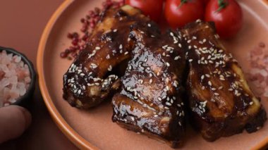 Izgara ya da soslu domuz pirzolası, akşam yemeği için hazırlanmış bir yemek. Tasarımınız için ızgara kaburga.