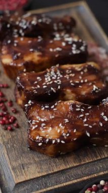 Izgara ya da soslu domuz pirzolası, akşam yemeği için hazırlanmış bir yemek. Tasarımınız için ızgara kaburga.