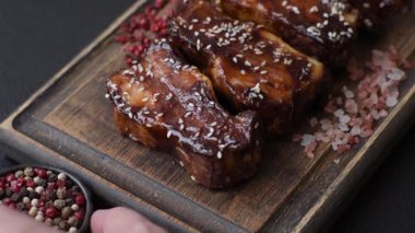 Izgara ya da soslu domuz pirzolası, akşam yemeği için hazırlanmış bir yemek. Tasarımınız için ızgara kaburga.