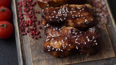 Izgara ya da soslu domuz pirzolası, akşam yemeği için hazırlanmış bir yemek. Tasarımınız için ızgara kaburga.