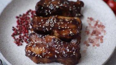 Izgara ya da soslu domuz pirzolası, akşam yemeği için hazırlanmış bir yemek. Tasarımınız için ızgara kaburga.