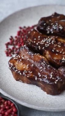 Izgara ya da soslu domuz pirzolası, akşam yemeği için hazırlanmış bir yemek. Tasarımınız için ızgara kaburga.