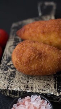 Tereyağlı tavuk Kyiv pirzolası, tavuk göğsü eti. Tasarımınız için yemek arkaplanı olarak tavuk kyiv pirzolası