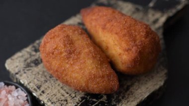 Tereyağlı tavuk Kyiv pirzolası, tavuk göğsü eti. Tasarımınız için yemek arkaplanı olarak tavuk kyiv pirzolası