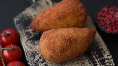 Tereyağlı tavuk Kyiv pirzolası, tavuk göğsü eti. Tasarımınız için yemek arkaplanı olarak tavuk kyiv pirzolası