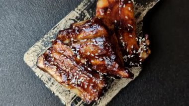 Izgara ya da soslu domuz pirzolası, akşam yemeği için hazırlanmış bir yemek. Tasarımınız için ızgara kaburga.