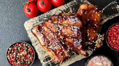 Izgara ya da soslu domuz pirzolası, akşam yemeği için hazırlanmış bir yemek. Tasarımınız için ızgara kaburga.