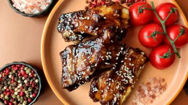 Izgara ya da soslu domuz pirzolası, akşam yemeği için hazırlanmış bir yemek. Tasarımınız için ızgara kaburga.