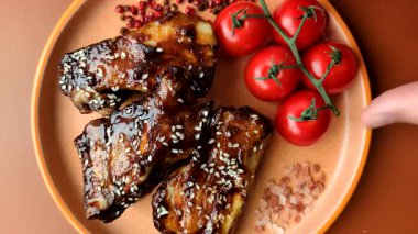 Izgara ya da soslu domuz pirzolası, akşam yemeği için hazırlanmış bir yemek. Tasarımınız için ızgara kaburga.