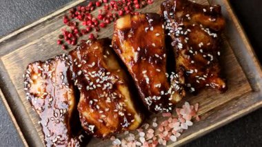 Izgara ya da soslu domuz pirzolası, akşam yemeği için hazırlanmış bir yemek. Tasarımınız için ızgara kaburga.