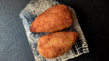 Tereyağlı tavuk Kyiv pirzolası, tavuk göğsü eti. Tasarımınız için yemek arkaplanı olarak tavuk kyiv pirzolası