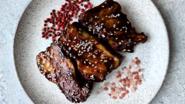 Izgara ya da soslu domuz pirzolası, akşam yemeği için hazırlanmış bir yemek. Tasarımınız için ızgara kaburga.