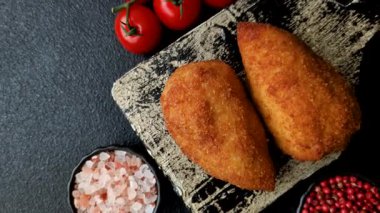 Tereyağlı tavuk Kyiv pirzolası, tavuk göğsü eti. Tasarımınız için yemek arkaplanı olarak tavuk kyiv pirzolası