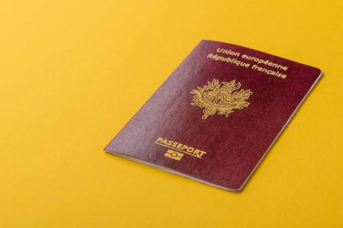 Seyahat etmek, uçmak ve iş yapmak için Fransız pasaportu. Fransa belgesi, sınırı geçmek için kimlik