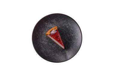 Çilekli kek, bir dilim tatlı pasta, klasik bir cheesecake tatlısı. Tasarımınız için gıda arka planı olarak çilekli cheesecake.