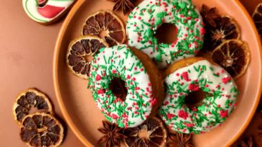 Noel çörekleri ya da çörekler, bayram kış şekerleri serpiştirilmiş. Noel çörekleri