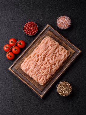 Hamburger ve diğer yiyecekler için çiğ tavuk. Tasarımınız için yemek arkaplanı olarak çiğ tavuk eti.