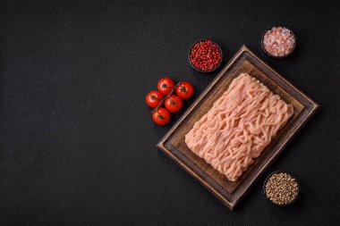 Hamburger ve diğer yiyecekler için çiğ tavuk. Tasarımınız için yemek arkaplanı olarak çiğ tavuk eti.