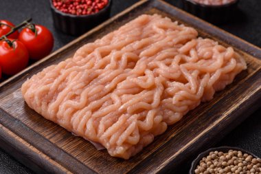 Hamburger ve diğer yiyecekler için çiğ tavuk. Tasarımınız için yemek arkaplanı olarak çiğ tavuk eti.