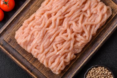 Hamburger ve diğer yiyecekler için çiğ tavuk. Tasarımınız için yemek arkaplanı olarak çiğ tavuk eti.