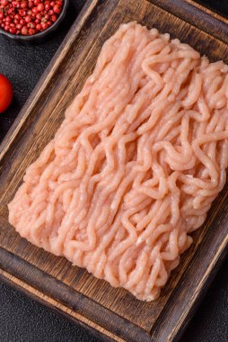 Hamburger ve diğer yiyecekler için çiğ tavuk. Tasarımınız için yemek arkaplanı olarak çiğ tavuk eti.