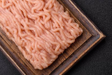 Hamburger ve diğer yiyecekler için çiğ tavuk. Tasarımınız için yemek arkaplanı olarak çiğ tavuk eti.