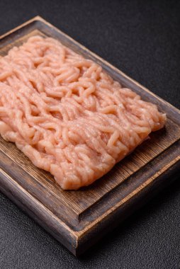 Hamburger ve diğer yiyecekler için çiğ tavuk. Tasarımınız için yemek arkaplanı olarak çiğ tavuk eti.