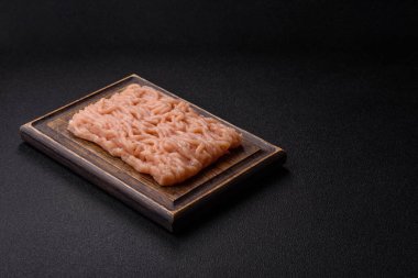 Hamburger ve diğer yiyecekler için çiğ tavuk. Tasarımınız için yemek arkaplanı olarak çiğ tavuk eti.