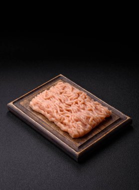 Hamburger ve diğer yiyecekler için çiğ tavuk. Tasarımınız için yemek arkaplanı olarak çiğ tavuk eti.