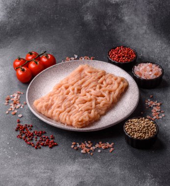 Hamburger ve diğer yiyecekler için çiğ tavuk. Tasarımınız için yemek arkaplanı olarak çiğ tavuk eti.