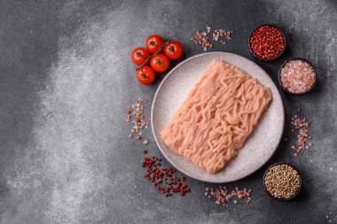 Hamburger ve diğer yiyecekler için çiğ tavuk. Tasarımınız için yemek arkaplanı olarak çiğ tavuk eti.