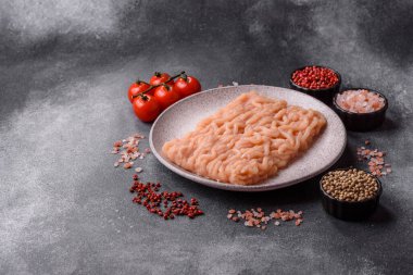 Hamburger ve diğer yiyecekler için çiğ tavuk. Tasarımınız için yemek arkaplanı olarak çiğ tavuk eti.