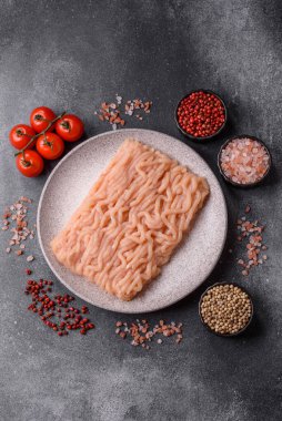 Hamburger ve diğer yiyecekler için çiğ tavuk. Tasarımınız için yemek arkaplanı olarak çiğ tavuk eti.