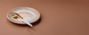 Masada boş bir seramik tabak, mutfak gereçleri. Tasarımınız için yiyecek arka planı olarak boş bir tabak