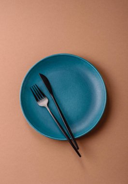 Masada boş bir seramik tabak, mutfak gereçleri. Tasarımınız için yiyecek arka planı olarak boş bir tabak