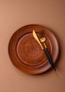 Masada boş bir seramik tabak, mutfak gereçleri. Tasarımınız için yiyecek arka planı olarak boş bir tabak