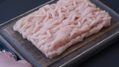 Hamburger ve diğer yiyecekler için çiğ tavuk. Tasarımınız için yemek arkaplanı olarak çiğ tavuk eti.