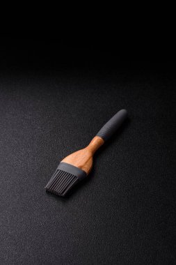 Evde pişirmek ve pişirmek için fırça, silikon mutfak aletleri. Tasarımınız için gıda arka planı olarak silikon fırçası