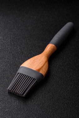 Evde pişirmek ve pişirmek için fırça, silikon mutfak aletleri. Tasarımınız için gıda arka planı olarak silikon fırçası