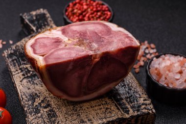 Domuz etinden ya da baharatlı biftek diliminden yapılmış bir rulo köfte. Tasarımınız için yemek arkaplanı olarak dil sarma