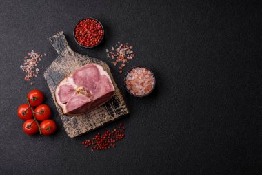 Domuz etinden ya da baharatlı biftek diliminden yapılmış bir rulo köfte. Tasarımınız için yemek arkaplanı olarak dil sarma