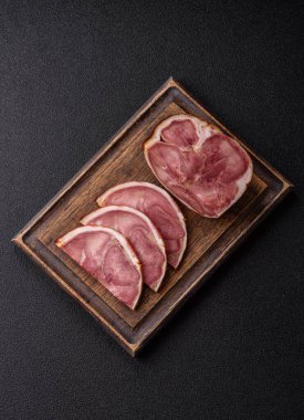 Domuz etinden ya da baharatlı biftek diliminden yapılmış bir rulo köfte. Tasarımınız için yemek arkaplanı olarak dil sarma