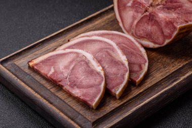 Domuz etinden ya da baharatlı biftek diliminden yapılmış bir rulo köfte. Tasarımınız için yemek arkaplanı olarak dil sarma