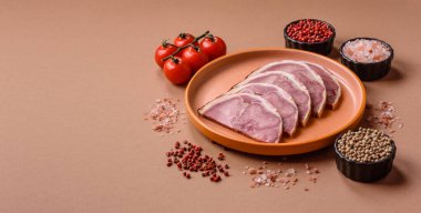 Domuz etinden ya da baharatlı biftek diliminden yapılmış bir rulo köfte. Tasarımınız için yemek arkaplanı olarak dil sarma