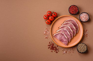 Domuz etinden ya da baharatlı biftek diliminden yapılmış bir rulo köfte. Tasarımınız için yemek arkaplanı olarak dil sarma