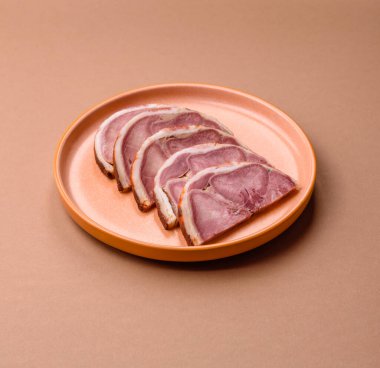 Domuz etinden ya da baharatlı biftek diliminden yapılmış bir rulo köfte. Tasarımınız için yemek arkaplanı olarak dil sarma