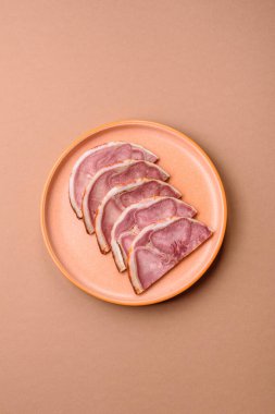 Domuz etinden ya da baharatlı biftek diliminden yapılmış bir rulo köfte. Tasarımınız için yemek arkaplanı olarak dil sarma