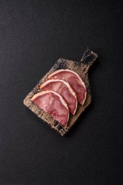 Domuz etinden ya da baharatlı biftek diliminden yapılmış bir rulo köfte. Tasarımınız için yemek arkaplanı olarak dil sarma