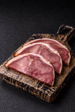 Domuz etinden ya da baharatlı biftek diliminden yapılmış bir rulo köfte. Tasarımınız için yemek arkaplanı olarak dil sarma