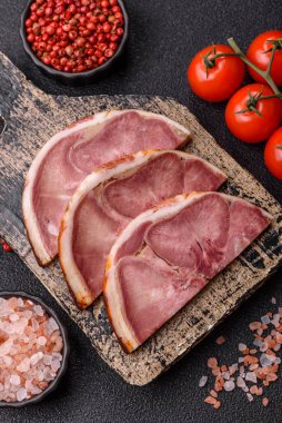 Domuz etinden ya da baharatlı biftek diliminden yapılmış bir rulo köfte. Tasarımınız için yemek arkaplanı olarak dil sarma